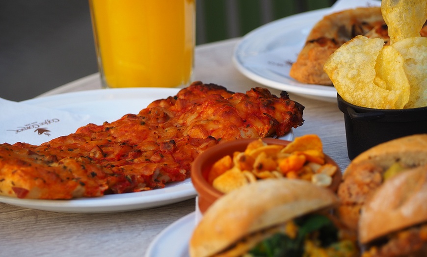 Image 19: Brunch o merienda  para 2 o 4 con platos dulces, salados y bebidas