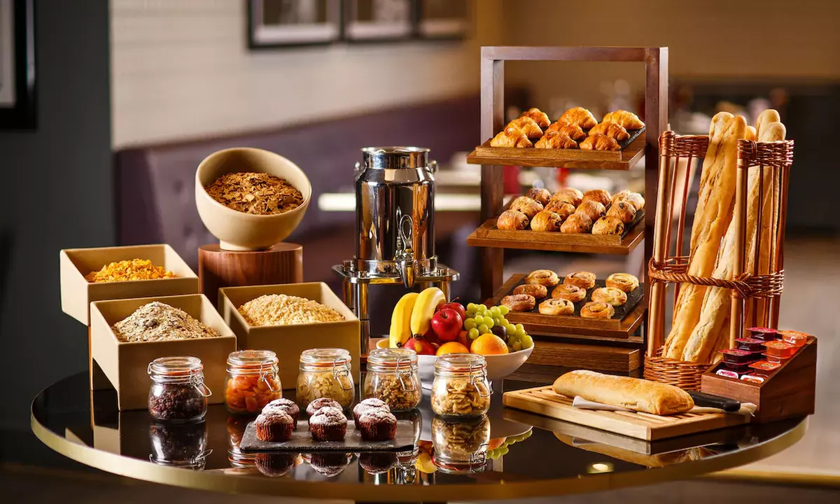 Brighton: Seafront Stay for 2 with Breakfast, Welcome Drink & Dinner