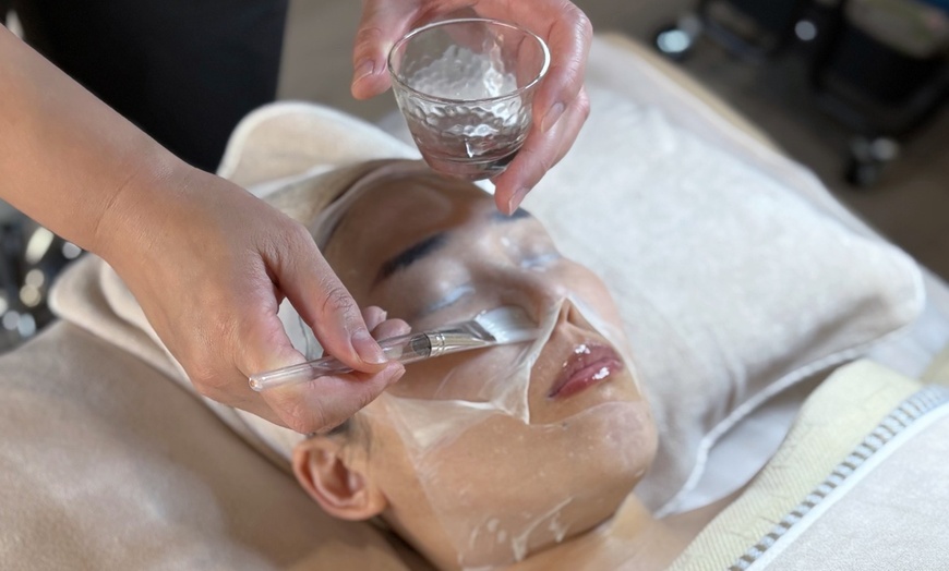 Image 2: Relax with a Deep Cleansing Facial Experience! 