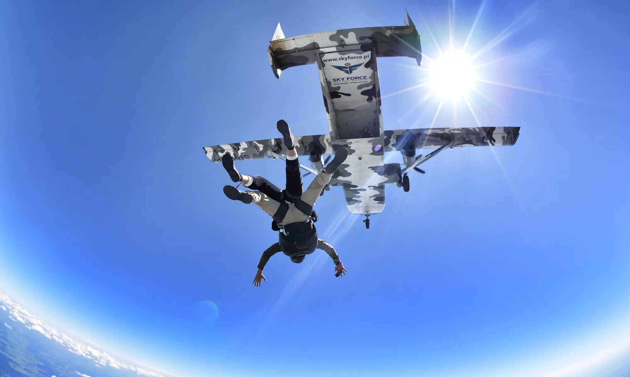 Jedyny taki w Polsce: lot widokowy i skok ze spadochronem z kultowego SkyVana w Polskim Centrum Spadochronowym Sky Force - Primary Image