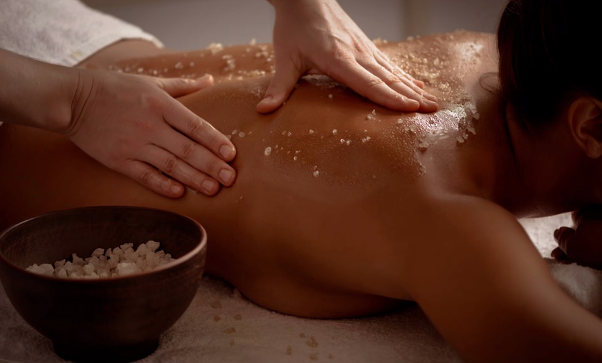 Image 2: Rituels bien-être : modelages relaxants, gommage ou cocooning complet*