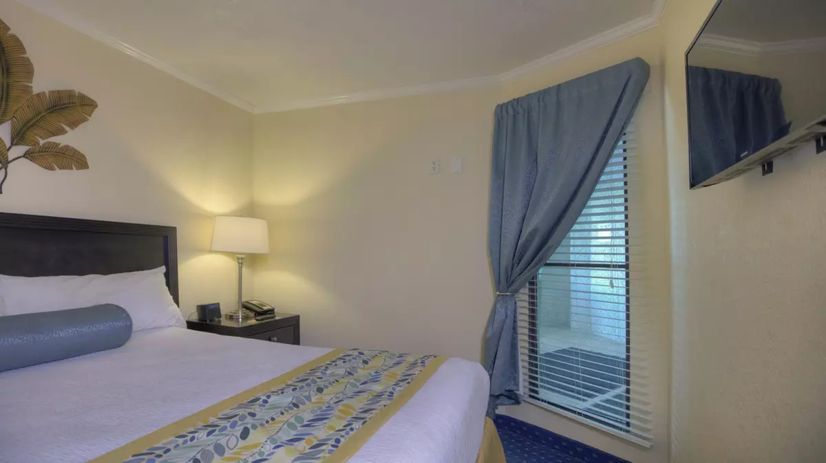 Sailport Waterfront Suites: Your Gateway to Bayside Serenity
