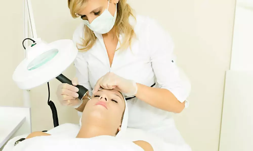 Rejuvenecimiento facial con láser y velo de colágeno luminoso