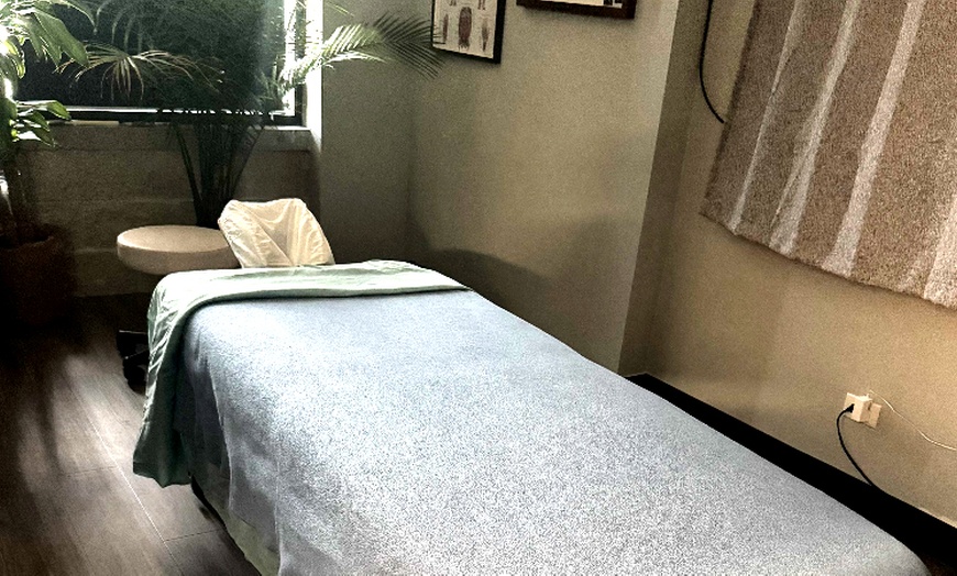 Image 2: Unwind with Choice of Swedish, or Deep Tissue Massage - 60 or 90 Min