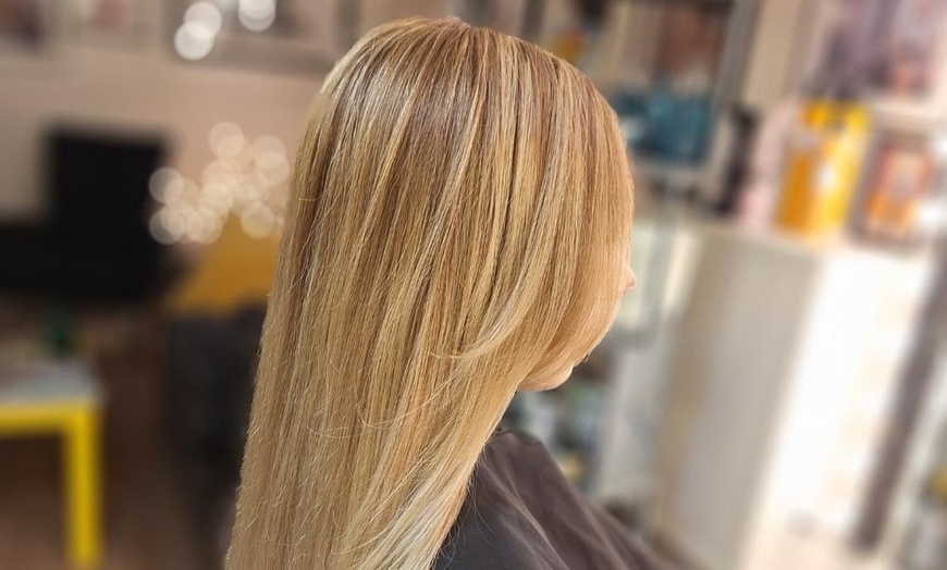 Image 11: Weesp: kappersbehandeling