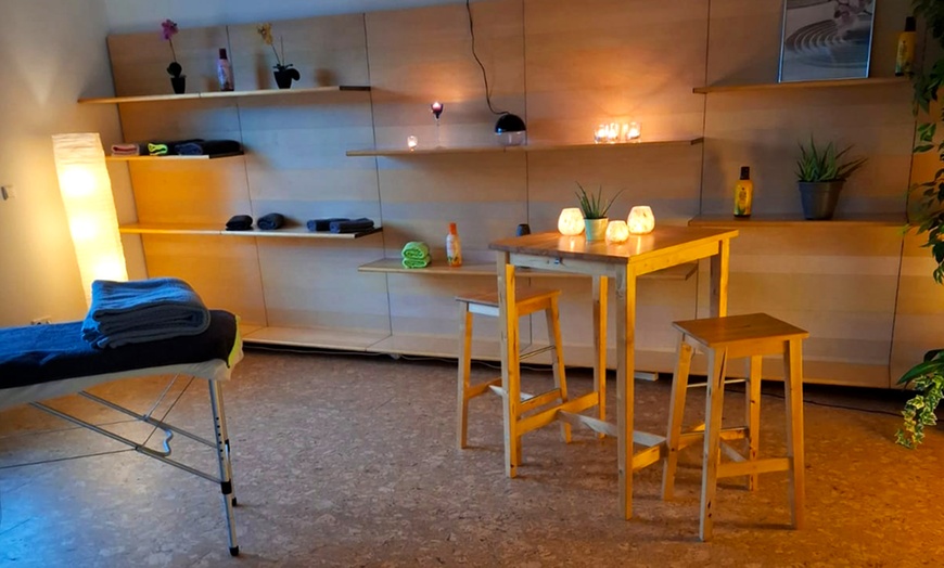 Image 2: 60 oder 90 Min. Hot Stone Massage für Rücken und Beine oder Ganzkörper