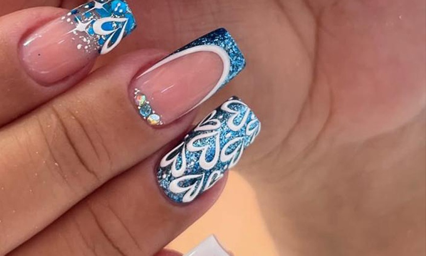 Image 2: Manicura, pedicura o primera puesta de uñas de gel/acrílico y diseño 