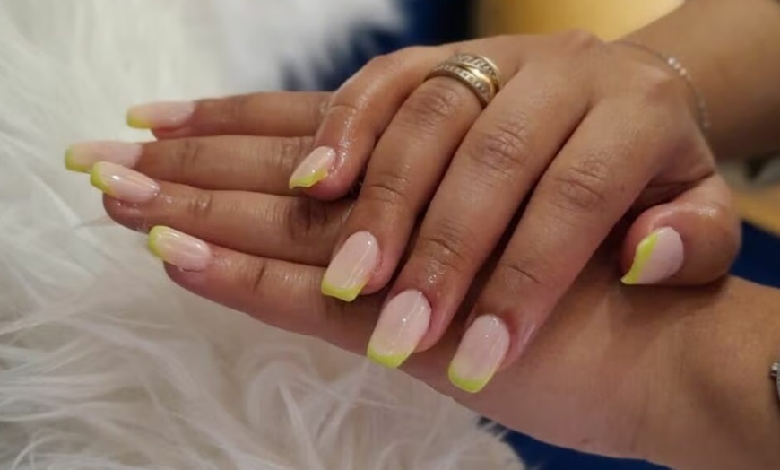Image 6: Beauty Gift Voucher with AED 100, 200, or 400 on Premium Services