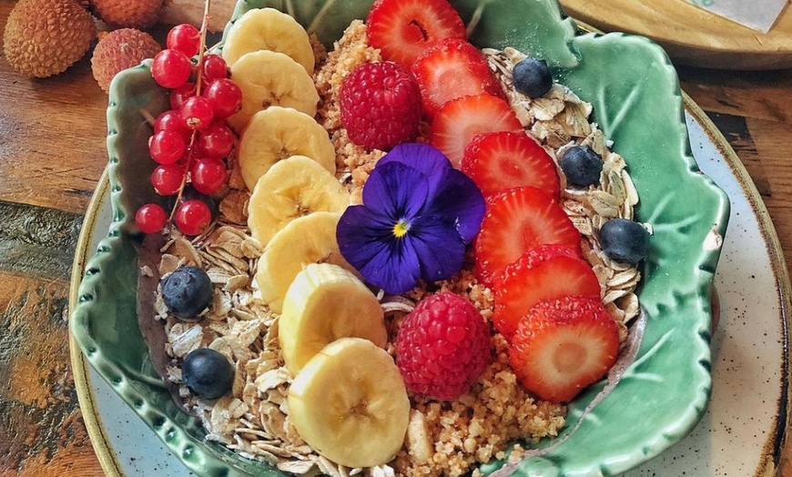 Image 3: Brunch para 2 o 4 con plato salado y dulce y bebida fría y caliente