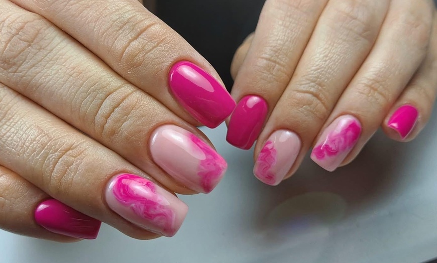 Image 2: Zadbaj o stopy i dłonie: manicure i pedicure hybrydowy