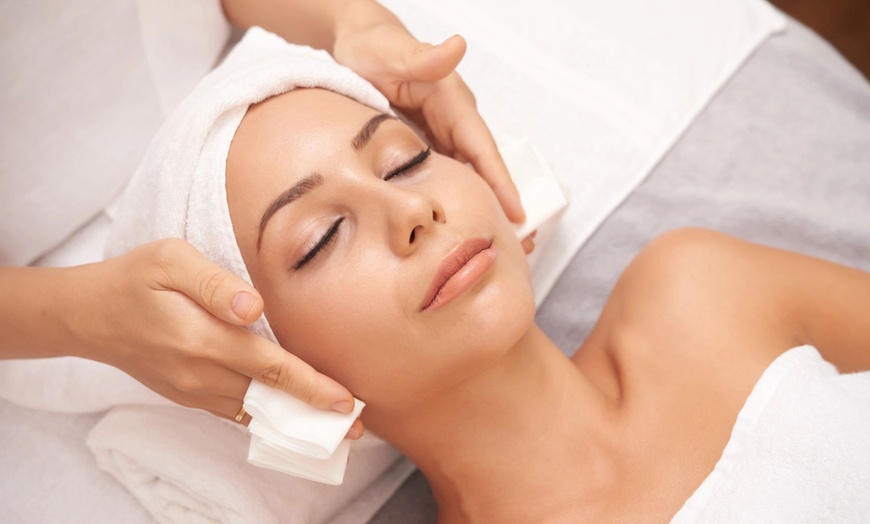 Image 4: Deep Cleansing, Hydration, Acne, Or Pigmentation + LED Glow Facial