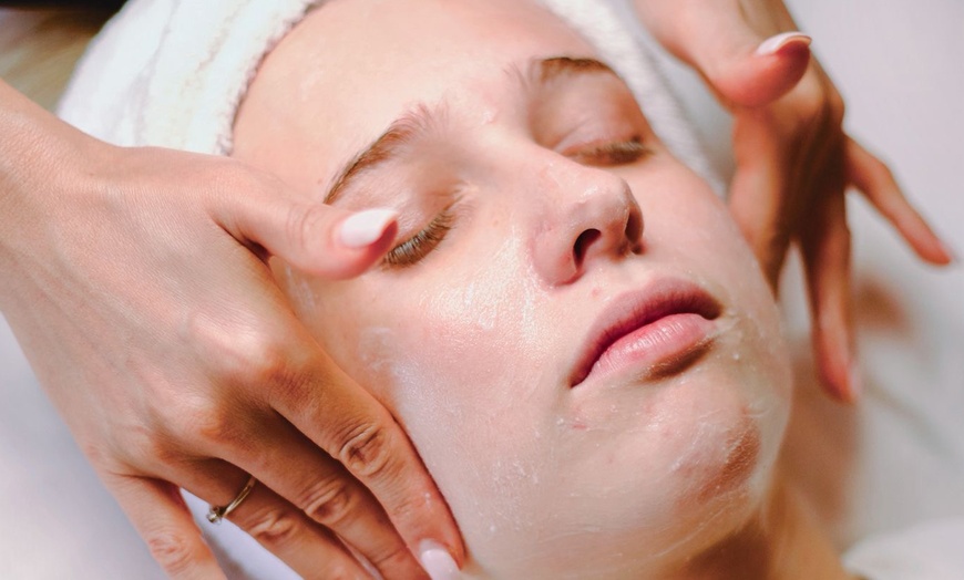 Image 8: 60, 80, or 100-Minute Aromatherapy Massage with Deep Cleansing Facial