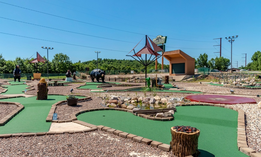 Image 32: Slides, pools & family fun at a Wisconsin waterpark resort
