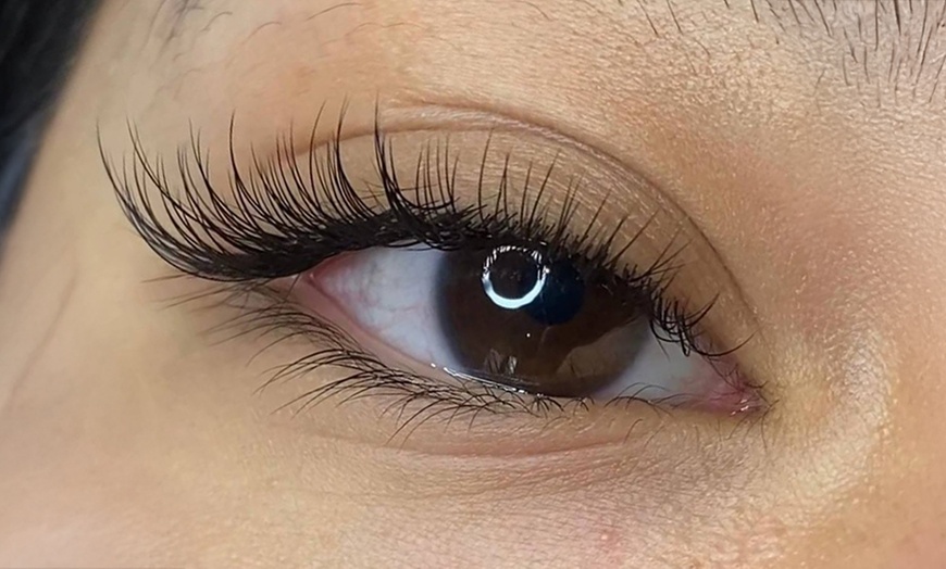 Image 2: Expert Eyelash Removal, Full Set of Silk or Hybrid Eyelash Extensions