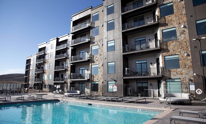 Image 52: Member Pricing: 4* Mountain Resort in Park City with Sweeping Views 
