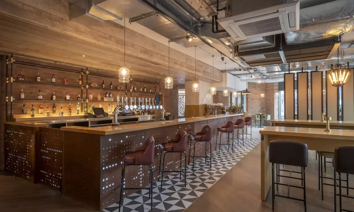 London: Stay for 2-4 in Deluxe Rooms with Breakfast