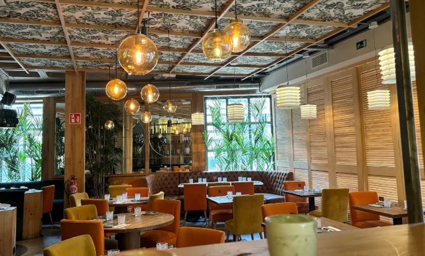 Image 24: Menú mediterráneo con postre y bebida o botella de vino para 2 o 4