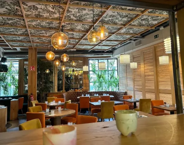 Menú mediterráneo con postre y bebida o botella de vino para 2 o 4