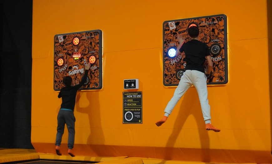 Image 20: ¡Saltos y diversión! Acceso a Salting para hasta 2 adultos y 2 niños