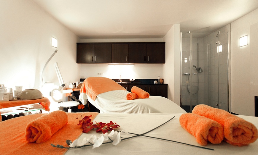 Image 1: Ganzkörpermassage nach Wahl: Lomi Lomi Nui, Ayurveda oder Aromaöl