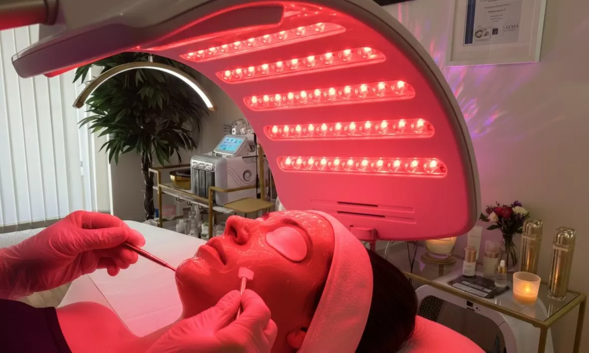 Klassische Gesichtsbehandlung oder Aqua-Facial inkl. Wellnesspaket