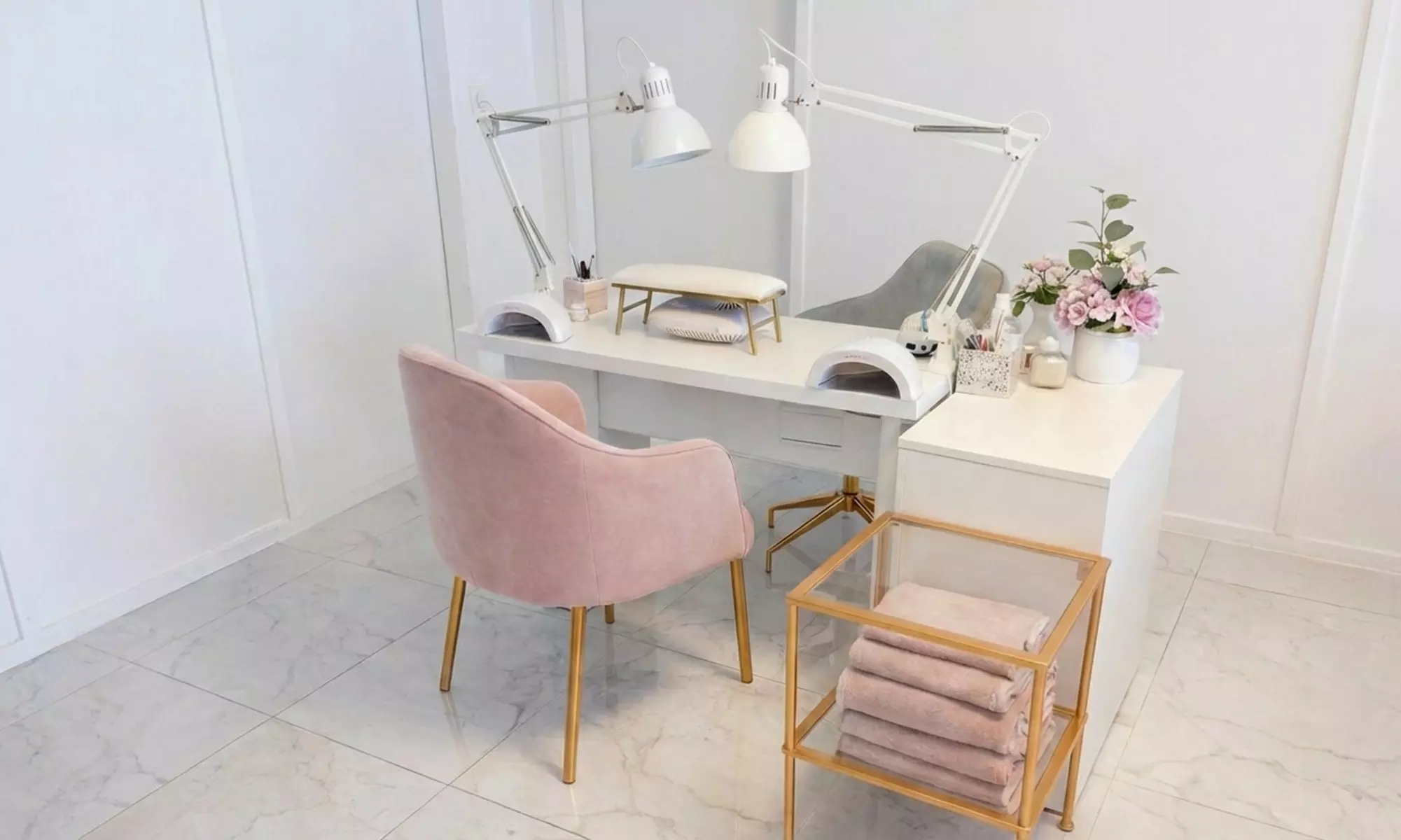 Klassische oder russische Maniküre oder Pediküre mit/ohne Shellack