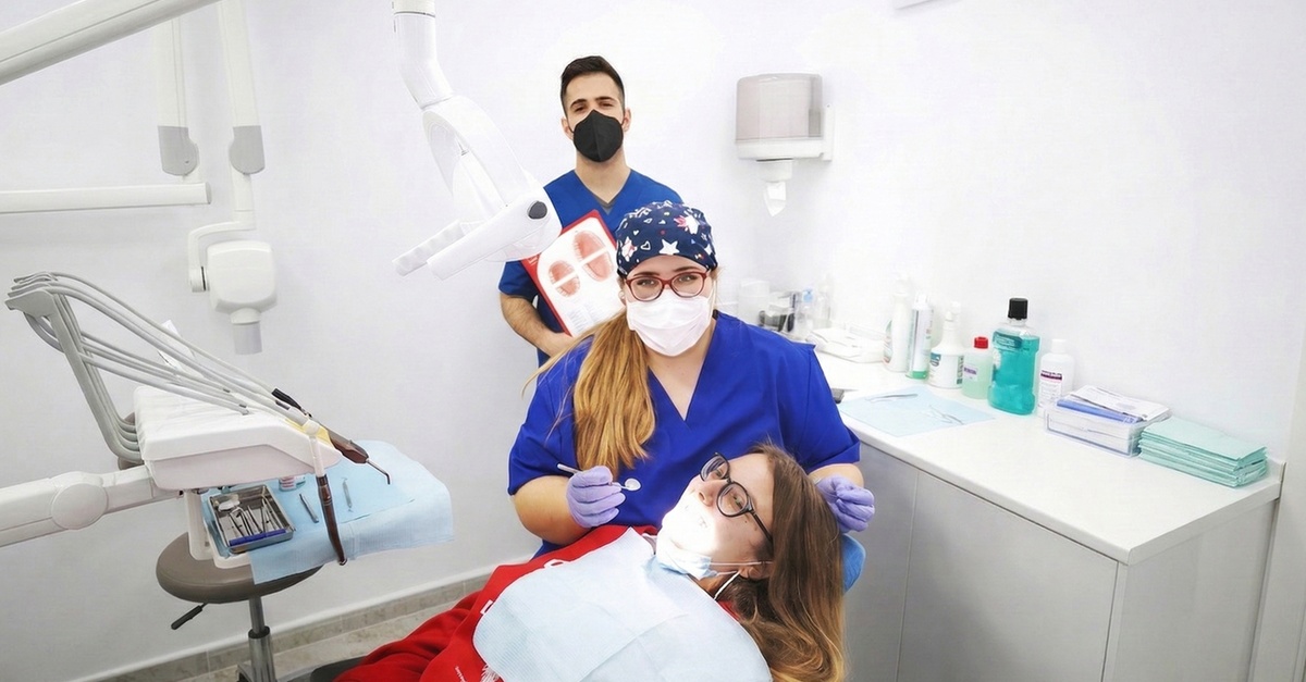 Curetaje periodontal y revisión de encías en Valencia