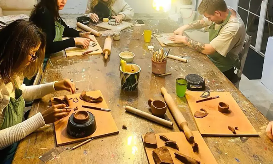 Image 1: Taller de cerámica o pintura a elegir con 2 copas de vino para 1 o 2