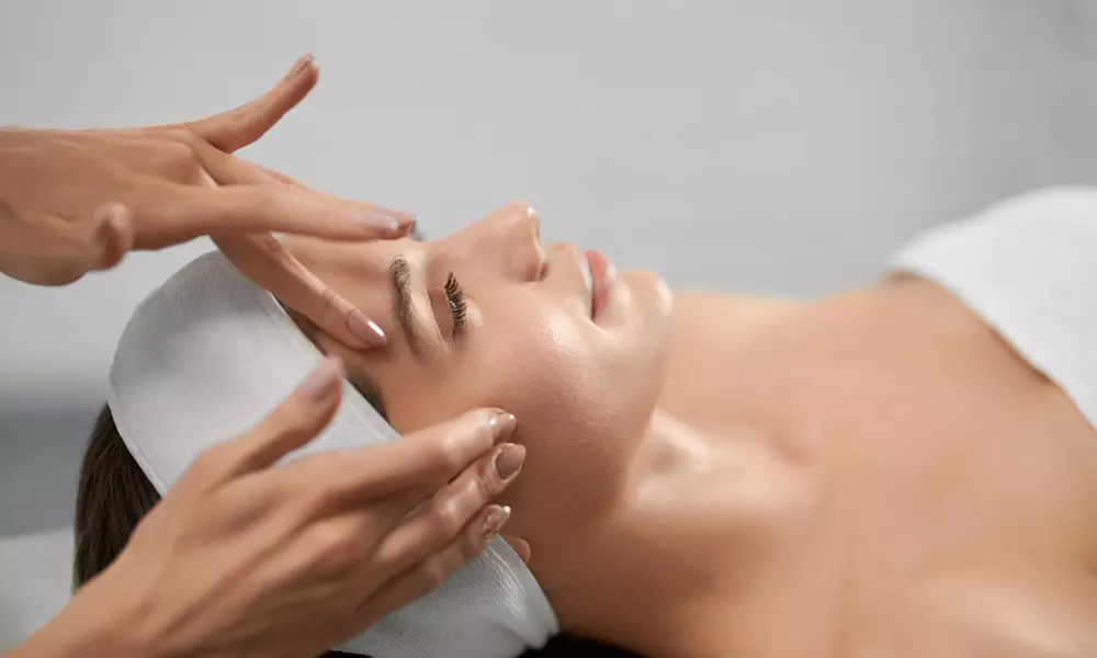 1 o 2 sesiones de Hollywood Peel facial con carbón activo y láser