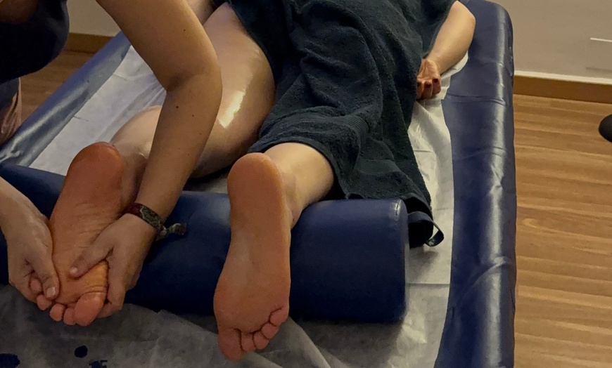 Image 12: 1 o 4 masajes personalizados o ritual con gravedad cero y haloterapia