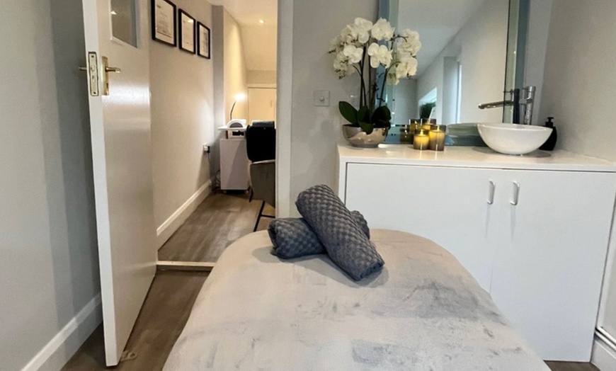 Image 3: Refresh w/ 1 or 3 Sessions of HydraFacial with Optional Jelly Mask