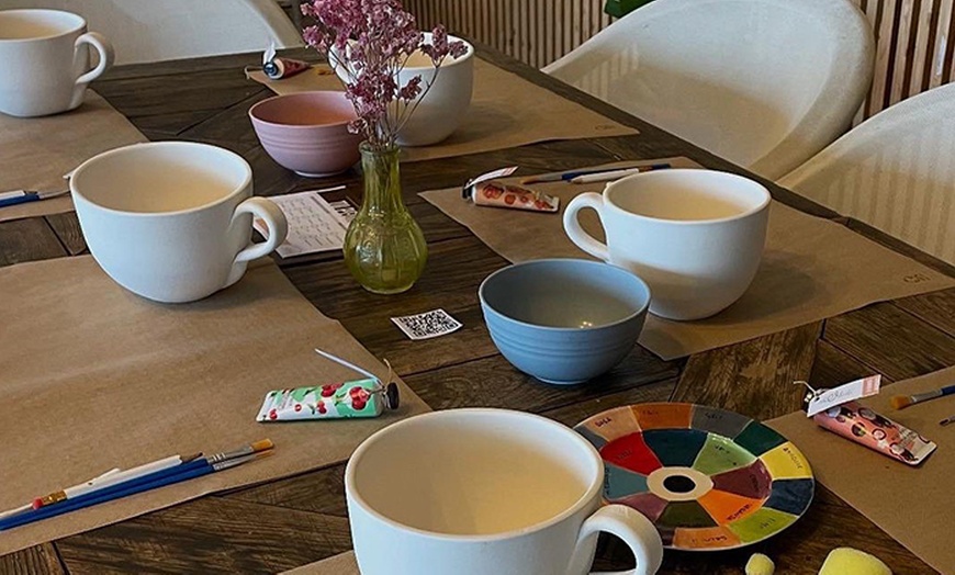 Image 6: Taller de pintar tu taza-beach club Playa Santa con bebida para 1 o 2