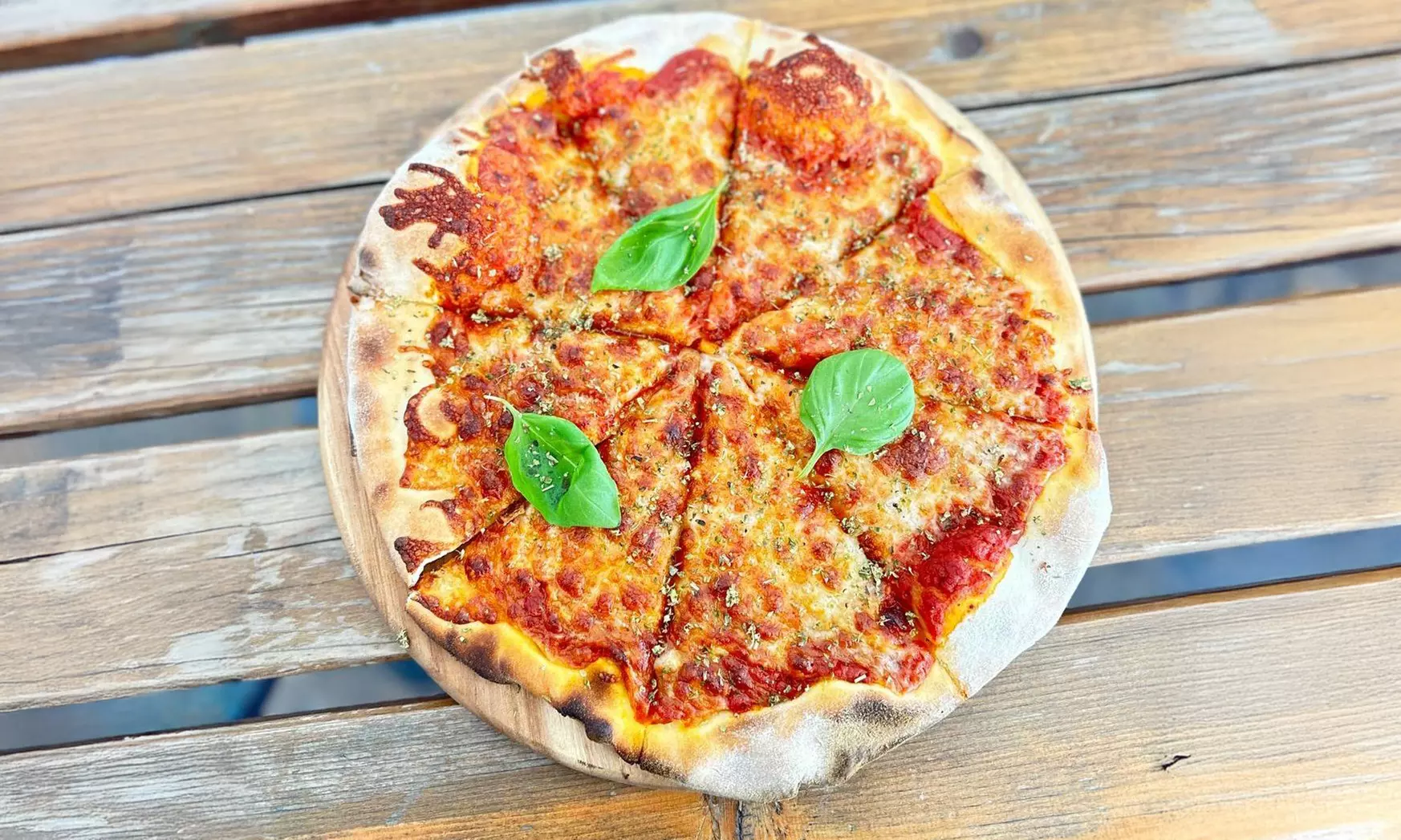 Pizza oder Pasta nach Wahl, optional mit Salat für 2 oder 4 Personen (bis zu 39% sparen) - Primary Image