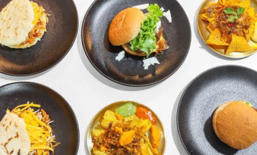 Image 1: Buffet libre de entrantes y burgers para 2 personas con bebida