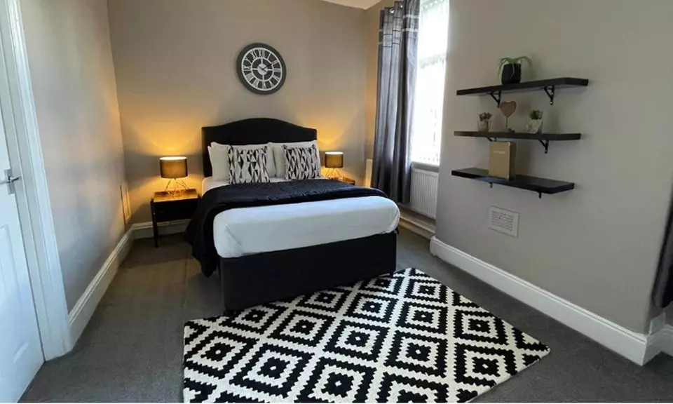 Manchester Getaway: Stay with Breakfast, Bottle of Prosecco & Dinner