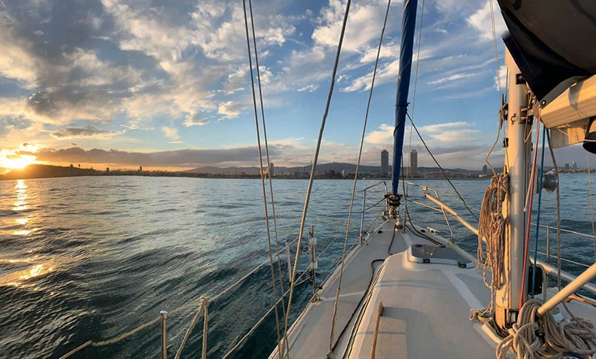 Image 9: Paseo en velero en grupo o privado con bebidas y picoteo para 1-4 pax.