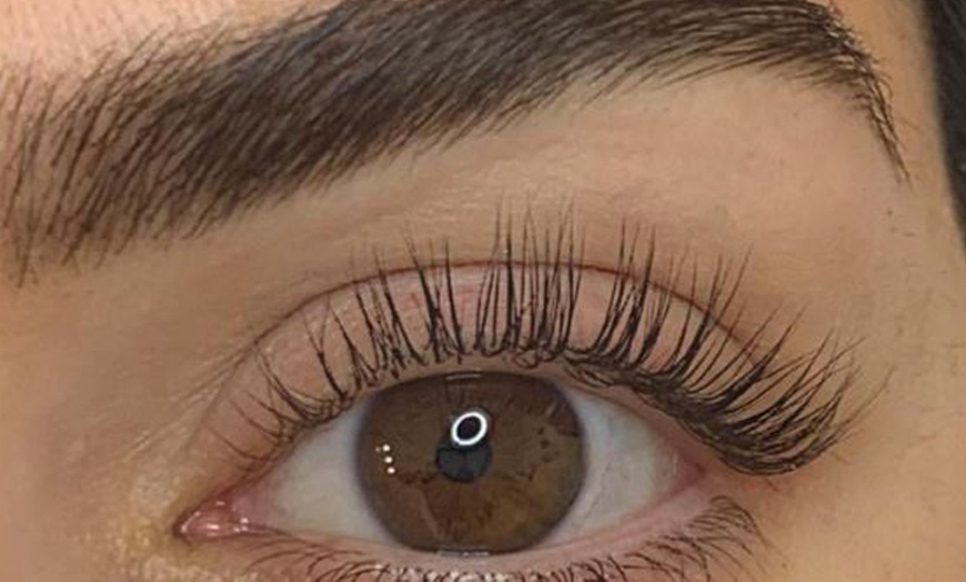Image 3: Lifting y tinte de pestañas con opción a visajismo y tinte de cejas 