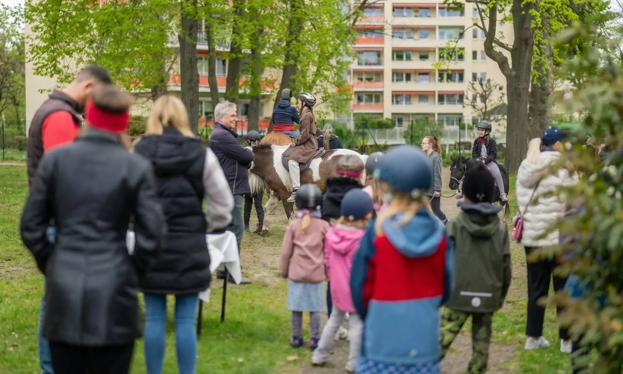 Live-Trabrennen am 03.04. – Flanier- oder Sitzplatz & opt. Osterbrunch