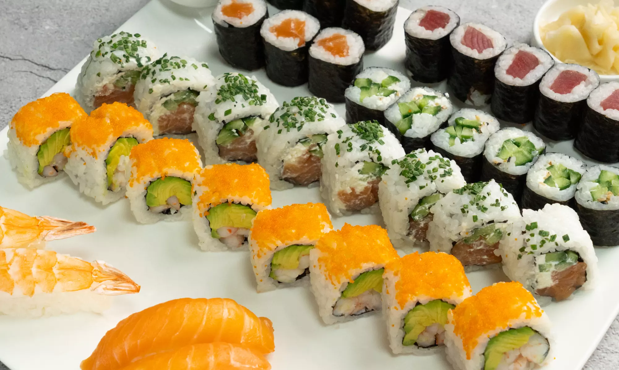 Sushi-Platte mit Vorspeise, Dessert und Getränk für 2 oder 4 Personen
