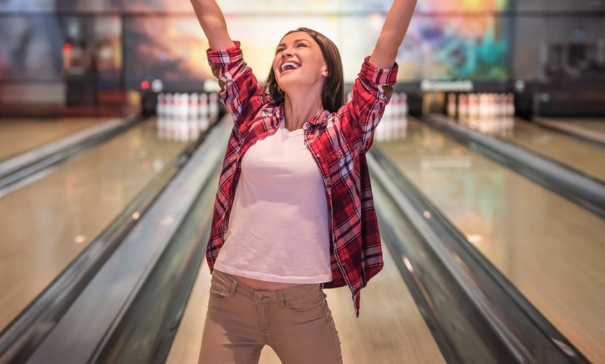 Image 1: 2h Bowling mit Leihschuhe opt. mit BBQ-All-you-can-eat bis zu 6 Pers. 