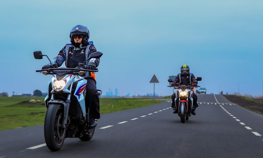 Image 1: Rijbewijs in de pocket: motorrijlessen in Rotterdam en Rijswijk