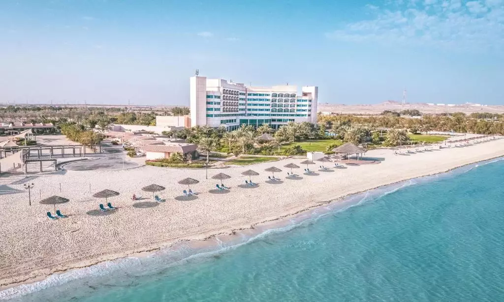 Abu Dhabi: One Night Stay with Breakfast and Dinner