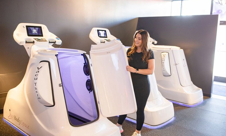 Image 2: Stay in Shape This Holiday Season w/4 / 8 Infrared VacuTherm Sessions
