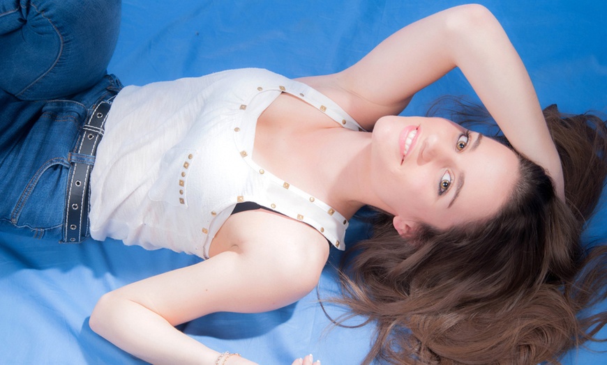 Image 3: Sesión fotográfica en estudio para 1 o 2 personas con hasta 90 fotos