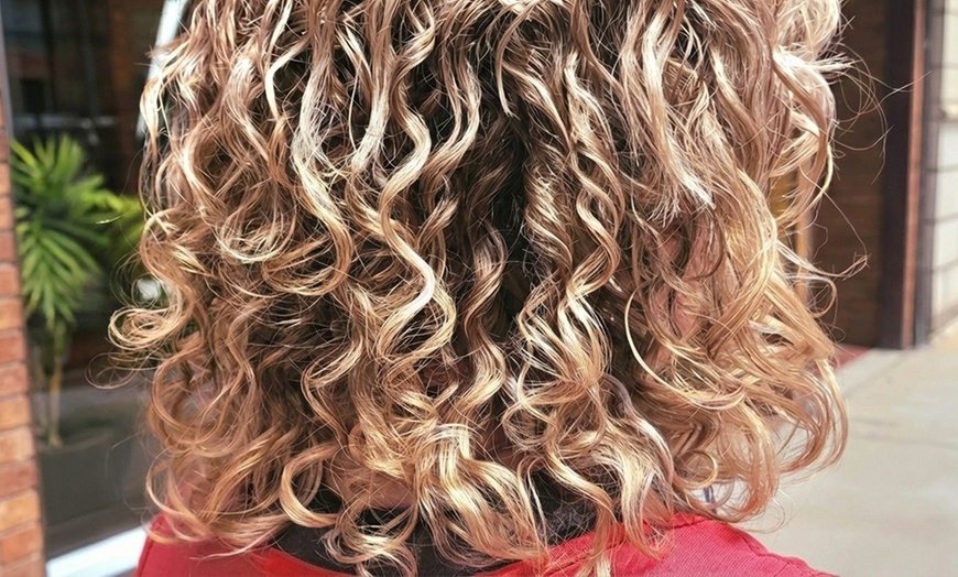 Image 2: Refresh Your Style with a Downtown Haircut