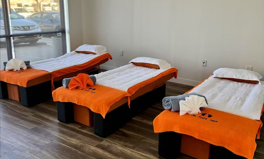 Image 4: 90-Min Couples or 60-Min Deluxe Body Massage w/ Hot Stones & Hot Towel