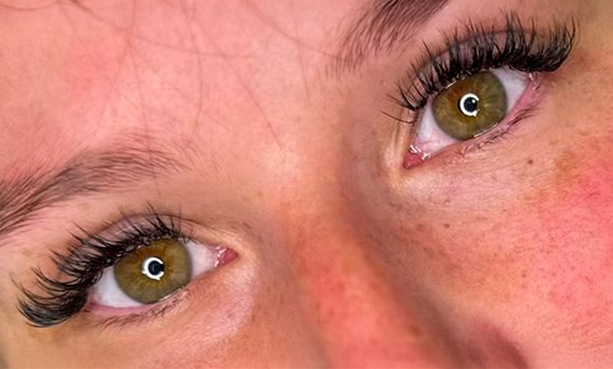 Image 6: Wimpernverlängerung in der 1:1- oder Volumentechnik, opt. mit Refill