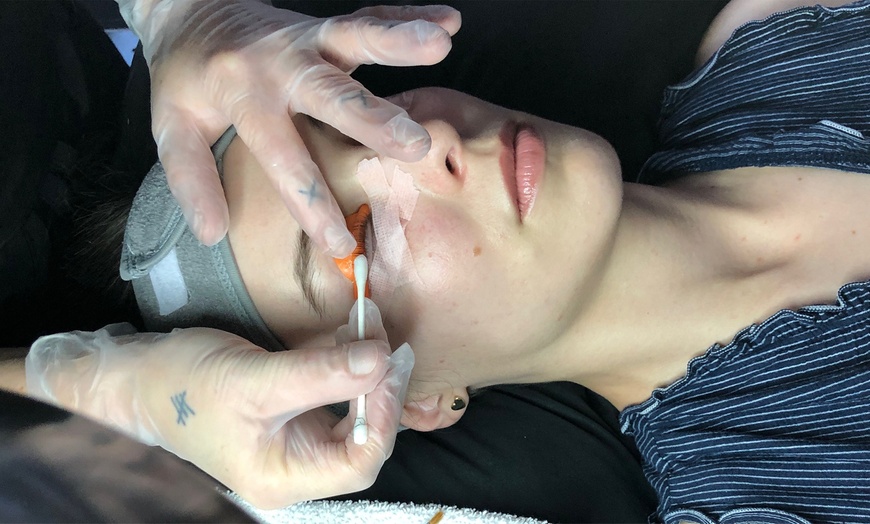 Image 2: Wake Up with Effortlessly Beautiful Lashes & Brows