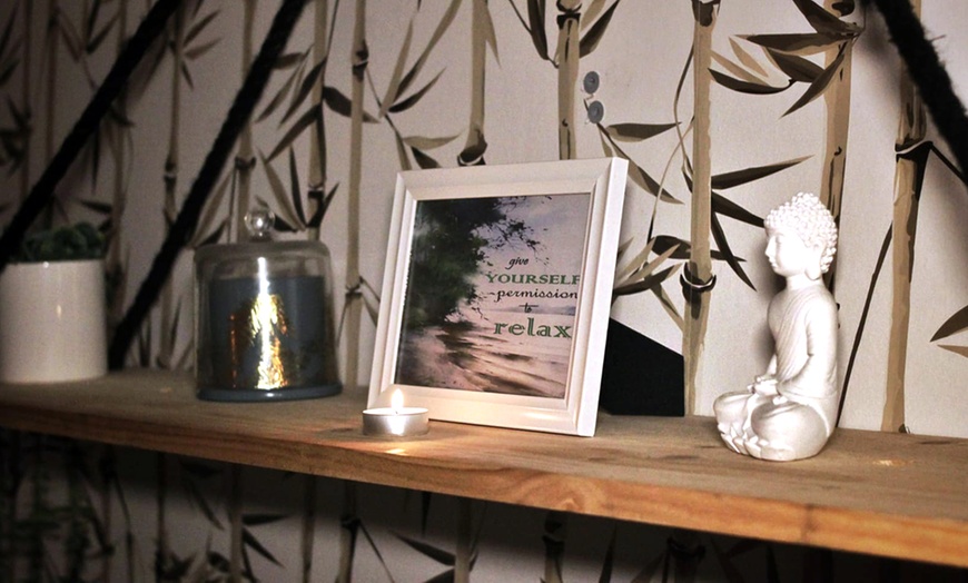 Image 6: Masaje relajante con infusión y bombones, opción a masaje craneofacial