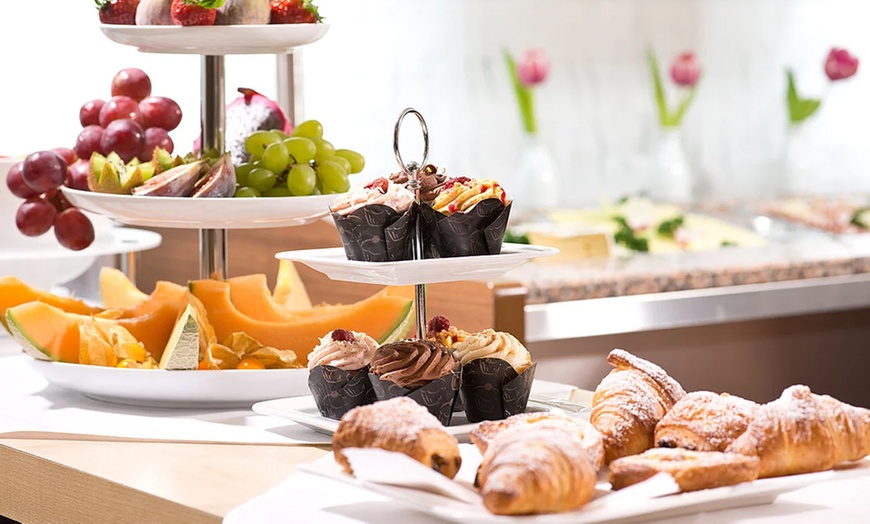 Image 1: Frühstücksbuffet inkl. 1 Glas Sekt für 2 oder 4 Personen